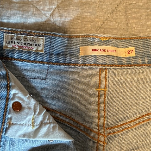 NWOT Levi’s Premium Ribcage Studded Denim Shorts - Picture 2 of 5